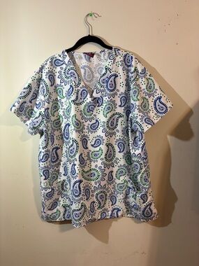 Divine Curves women's 2X scrub top shirt blue green paisley front pocket V-neck